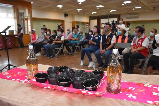 头份市长罗雪珠欢迎各地游客前来头份日新茶园品茗听民歌。（谢明俊摄）