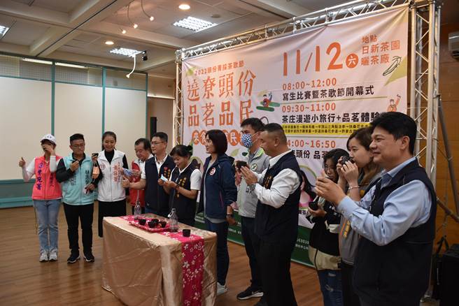 头份市长罗雪珠与市代表们欢迎各地游客前来头份日新茶园品茗听民歌。（谢明俊摄）