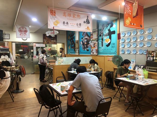 港仔大佬店内充满香港元素的摆件，彷佛置身港片场景。(品观点提供)