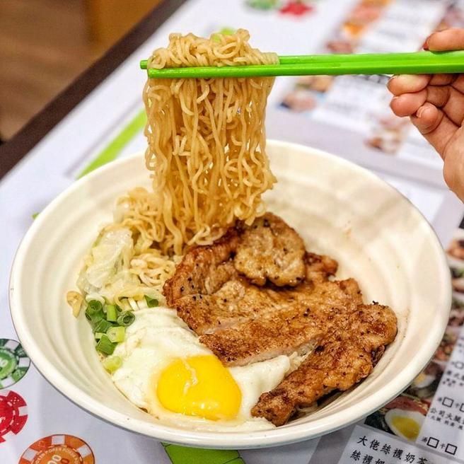 好劲！香港常民小吃猪扒公仔麵，港仔大佬真情推荐。(品观点提供)