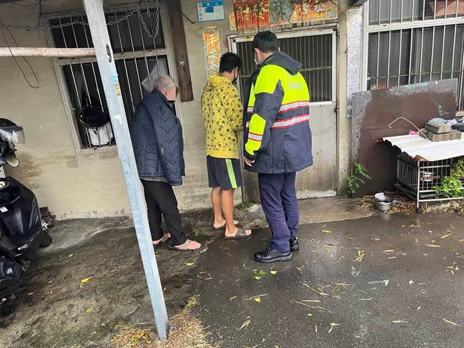 桃园大园一名8旬老翁（左）昨日在交流道旁徘徊，警方协助老翁安全返家。（翻摄画面／蔡明亘桃园传真）