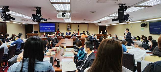 立法院社会福利及卫生环境委员会今天审查劳动部预算。（林良齐摄）