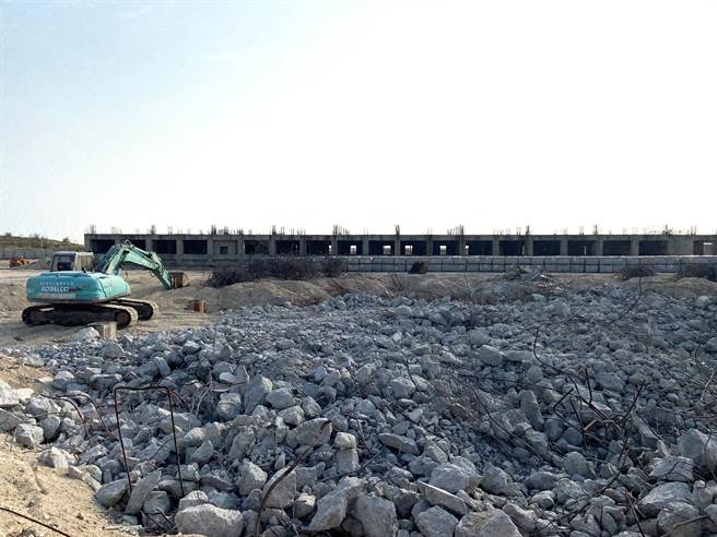 赖峰伟总部再控陈光復的重光BOT案，因签订不平等条约让县府损失1亿6千余万，陈光復自诩减债有成，实则亏空县库，是「假魔术师，真败家子」。（赖峰伟总部提供）