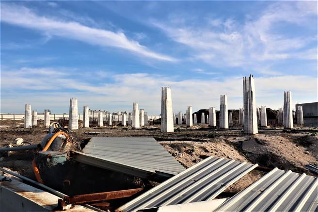 陈光復2018年连任不成后，重光桦澎BOT案工程即无进展，工地围篱深锁、满目疮痍，俨然成为大烂尾楼。（张茂雄摄）