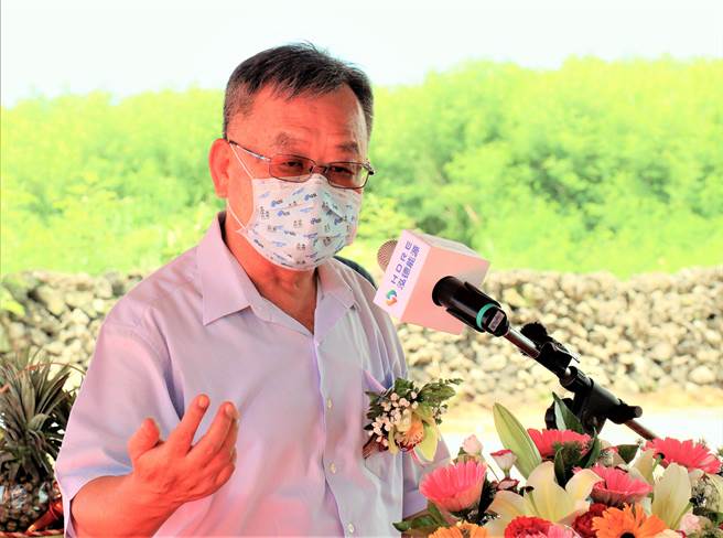 陈光復提出湄京、大澎湖开发案反击，说赖峰伟任由财团收购风柜土地，是否也是图利厂商的行为。（张茂雄摄）