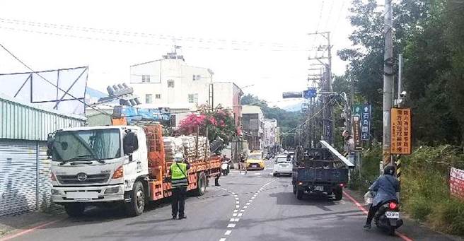 东势区上午发生一辆大货车，行经泰昌街与东坑路口时，因上方的吊杆不慎勾到电线，间接造成号志杆被折断的意外。(警方提供)