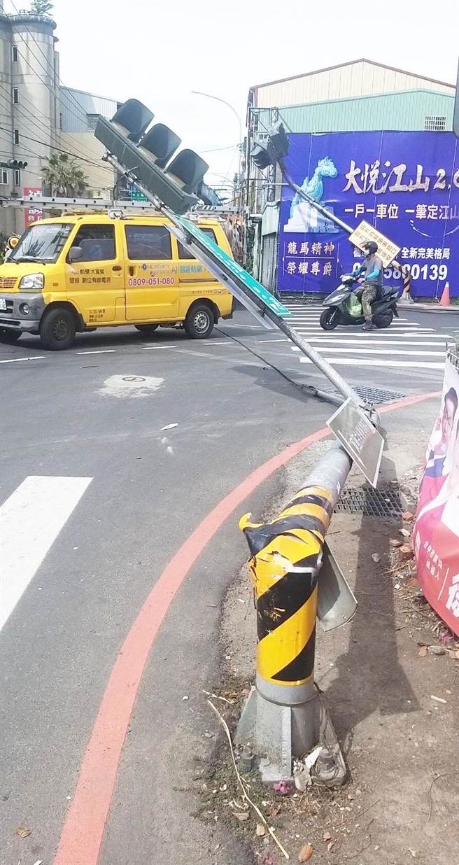 东势区上午发生一辆大货车，行经泰昌街与东坑路口时，因上方的吊杆不慎勾到电线，间接造成号志杆被折断的意外。(警方提供)