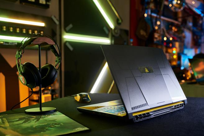 MSI在WirForce 2022的「龙魂星际战舰」带来多款广受玩家喜爱的电竞笔电，包括Crosshair 15《虹彩六号：撤离禁区》限定版等让玩家尽情畅玩。（MSI提供）
