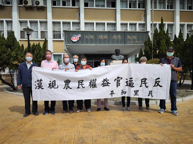 附近居民、農民擔心，該地段並沒有排水溝，只有灌溉溝，前後多次與公所陳情，上月曾允諾協調但遲遲未果。（吳建輝攝）