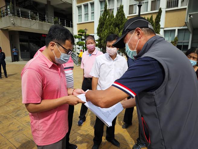 2日當地10多位地主現身公所抗議；公所回應，將會盡快安排三方協調，捍衛居民權益。（吳建輝攝）