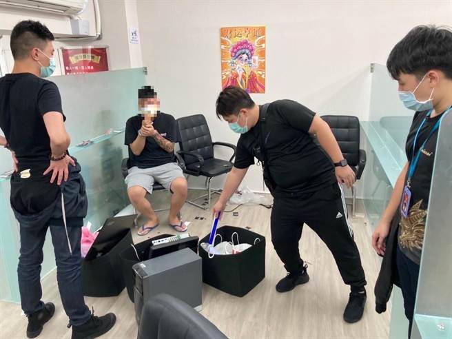 警方破获地下职业赌场，查获到两名工作人员及赃证物。（翻摄照片／林郁平）