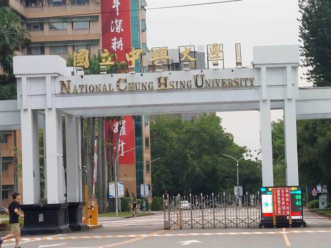 「全球前2％顶尖科学家」名单中，在「终身科学影响力排行榜」部分，兴大共48位学者上榜，全国排名第6。（张妍溱摄）