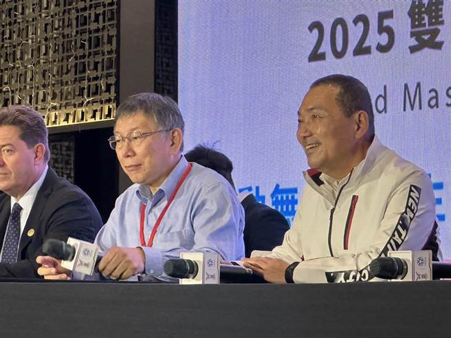 台北市长柯文哲、新北市长侯友宜下午合体出席2025双北世界壮年运动会授旗仪式。（黄婉婷摄）