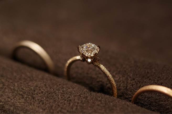 郑家纯求婚戒为0.7克拉钻戒。（千巡影世提供）