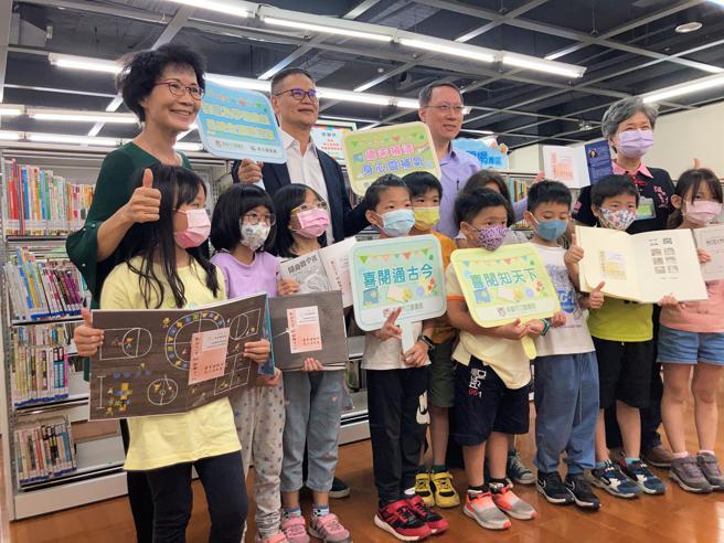 后排左起为永清国小校长叶丽锦、华友联集团副总经理吴家德、高雄市立图书馆代理馆长林奕成(高雄市文化局提供)