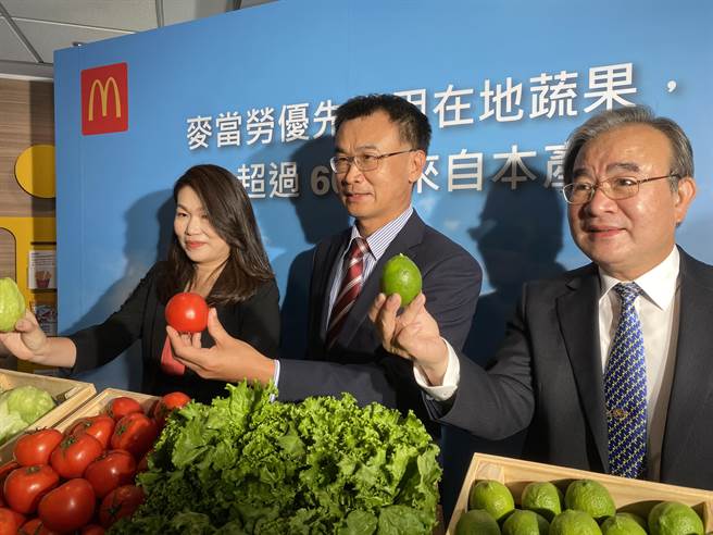 农委会主委陈吉仲（中）。（李柏澔摄）