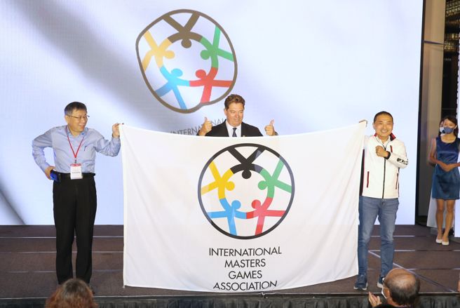 2025双北世界壮年运动会2日举行授旗仪式，台北市长柯文哲（左起）、国际壮年运动总会执行长詹斯荷姆（Jens V. Holm）、新北市长侯友宜出席。（杜宜谙摄）
