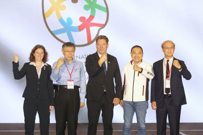 2025双北世界壮年运动会2日举行授旗仪式，国际壮年运动总会（IMGA）竞赛主任莎曼沙海沃德（Samantha Hayward）（左起）、台北市长柯文哲、国际壮年运动总会执行长詹斯荷姆（Jens V. Holm）、新北市长侯友宜、教育部体育署署长林腾蛟一同出席。（杜宜谙摄）