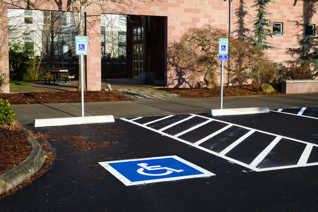 许多人误以为残障车位旁的斜线区是停车格。（图／shutterstock）