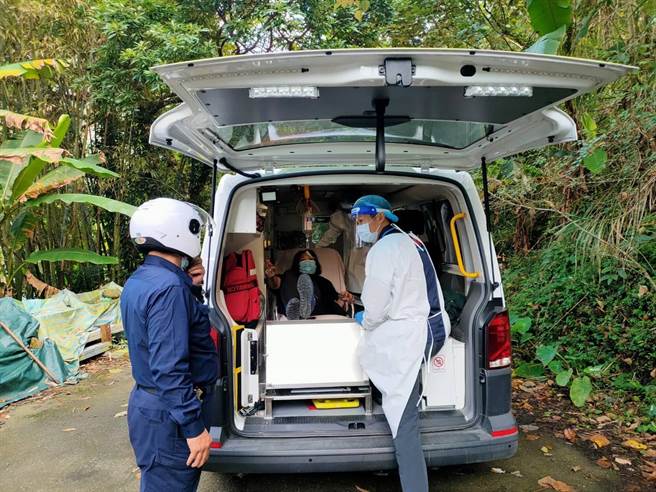 头份警分局陆家所长高耀芳协助高姓老妇就医，及时挽回一命。（头份警分局提供／谢明俊苗栗传真）