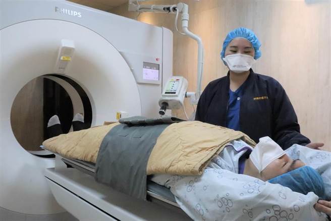电脑断层等影像检查须使用显影剂，中华民国放射线医学会呼吁，许多疾病若缺乏影像检查将延误诊断、导致无可弥补的伤害，呼吁国人勿因噎废食、拒绝医师建议的影像检查。（资料照／部立桃园医院提供）