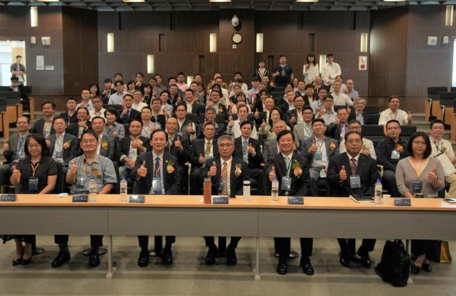 云科大校长杨能舒今（2日）与18家相关汽车制造产业、云林县府秘书长曾元煌共同签署开发「YunYech ONE」（云科1号）智慧电动概念车合作备忘录，这也是国内大学创举。（周丽兰摄）