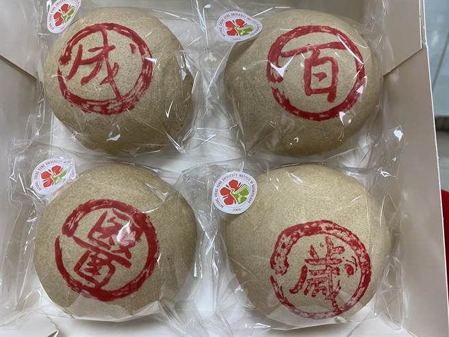 府城百年饼舖旧来发特制800个「成医百岁」椪饼。(曹婷婷摄)