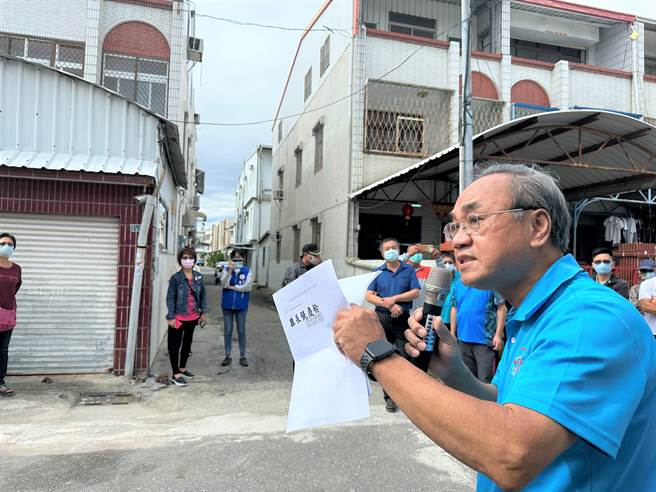 台东市仁昌街1条既有防火巷属于私有地，去年被其他建商买下打算兴建大楼，引发居民抗议。（蔡旻妤摄）
