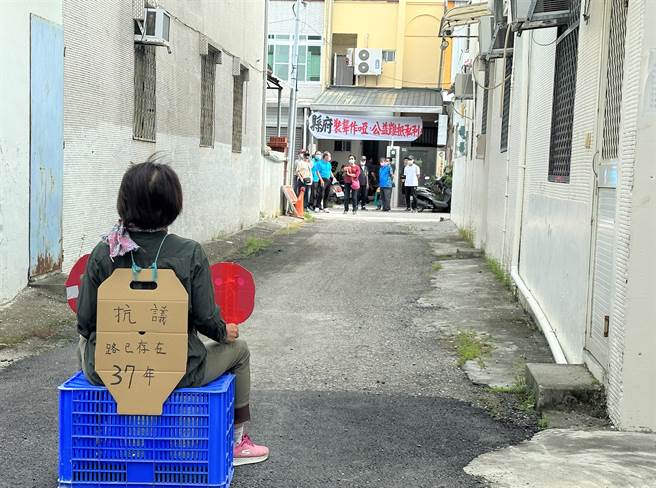 台东市仁昌街1条既有防火巷属于私有地，去年被其他建商买下打算兴建大楼，引发居民抗议。（蔡旻妤摄）