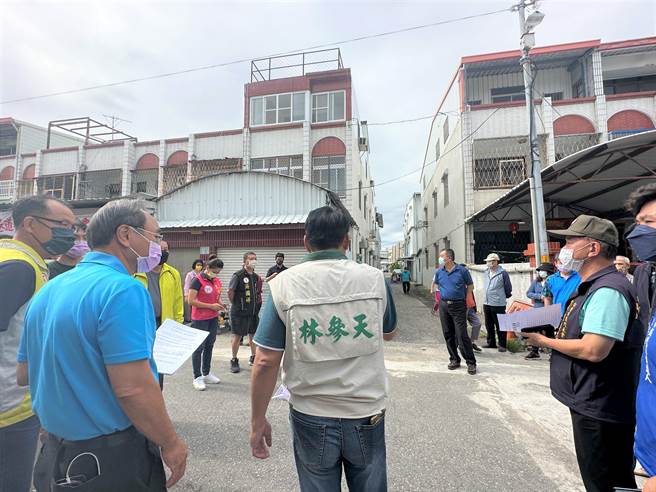 台东市仁昌街1条既有防火巷属于私有地，去年被其他建商买下打算兴建大楼，引发居民抗议。（蔡旻妤摄）