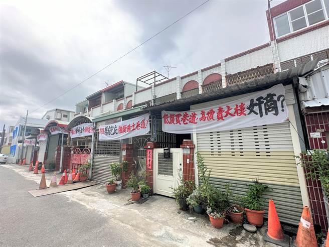 台东市仁昌街1条既有防火巷属于私有地，去年被其他建商买下打算兴建大楼，引发居民抗议。（蔡旻妤摄）