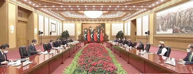 习近平会见巴基斯坦总理夏巴兹愿为全天候战略合作伙伴关系注入新动力。（大陆央视）