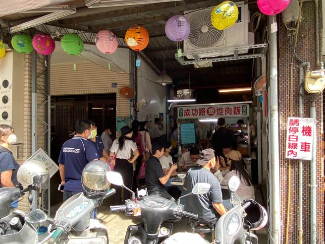 彰化市成功路上知名爌肉贩今天开张了，吸引大排长龙。（吴敏菁摄）