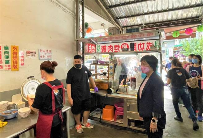 彰化市成功路上知名爌肉贩今天开张了，吸引大排长龙。（吴敏菁摄）