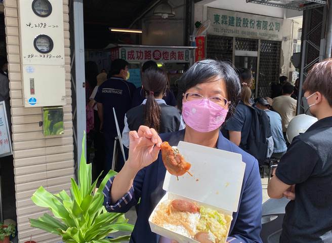 彰化市成功路上知名爌肉贩今天开张了，县长王惠美和民代们都纷纷去捧场。（吴敏菁摄）