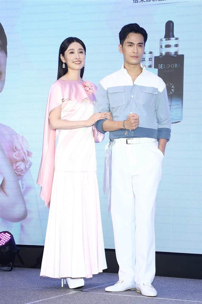 Gino與田中千繪出席保養品代言記者會。（林淑娟攝）