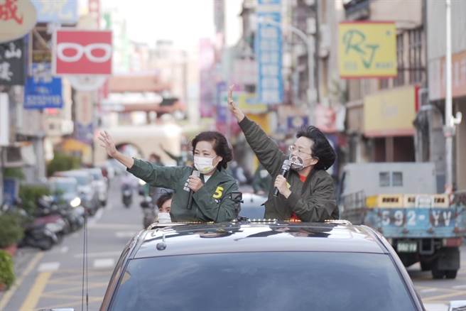 民进党新竹市长候选人沈慧虹（左）2日下午与立法委员苏巧慧（右）合体坐上「光荣车队」扫街。（陈育贤摄）