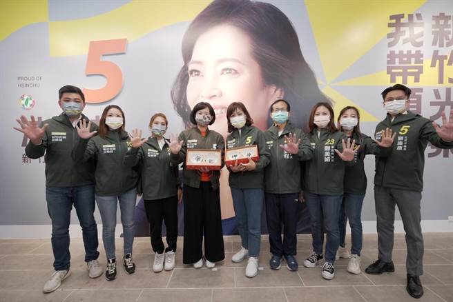 立委苏巧慧（左四）2日二度来到新竹市，力挺民进党新竹市长候选人沈慧虹（左五）。（陈育贤摄）