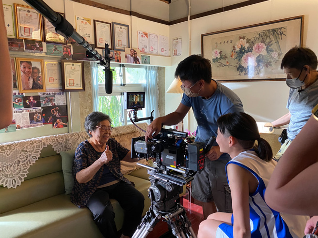 戴资颖（前右）是阿嬷的骄傲，祖孙俩一起拍摄中华电信5G全新形象广告。（中华电信提供）