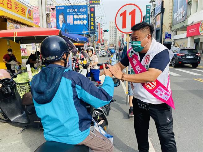 民进党高市议员候选人苏致荣2日痛批，高雄市长陈其迈上任后规画14座运动中心，而柯志恩则只会唱衰高雄。（苏致荣提供／洪浩轩高雄传真）