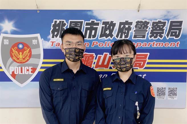 桃园市龟山区1名车辆因故障抛锚，龟山警分局人事室助理员康家瑜、巡官林健一督勤时发现该车辆故障影响交通，赶紧下车将车辆推到路边。（翻摄照片）