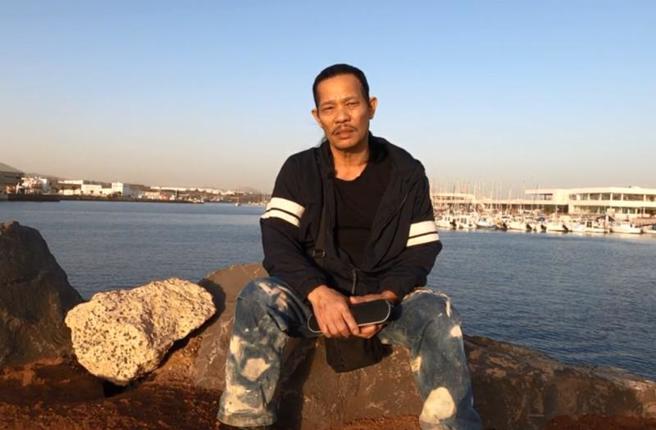 台东阿美族男子陈炯明40年前被远洋渔船丢包西班牙小岛，没有证件，无法踏出返乡路，目前已办好相关文件，疫情趋缓即可返台。图为陈炯明2年前照片。（图/ 中央社）
