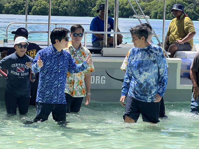 赖清德(左)出访帛琉，今游览洛克群岛南方舄湖、牛奶湖及无人岛鲨鱼城。曾薏苹摄