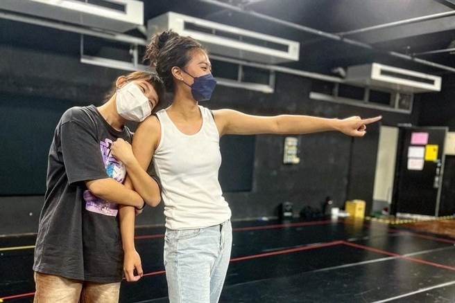 《戏来就演-经典角色扮演》工作坊学员演出情景。（树德科大提供／林瑞益高雄传真）