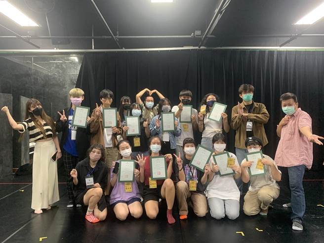 《戏来就演-经典角色扮演》工作坊学员结业。（树德科大提供／林瑞益高雄传真）