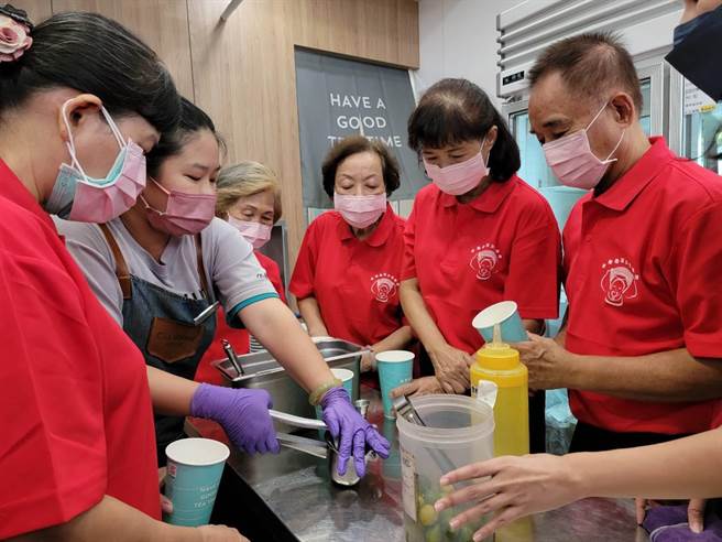 水巷茶弄茶饮连锁店特别邀请了米迦勒长青活力聚乐部的长辈来担任手摇饮的高年级实习生，透过实际的调饮活动，也能与智能障碍的大朋友融合在一起，一起学习一起唱跳。(米迦勒社会福利协会提供／林雅惠传真)
