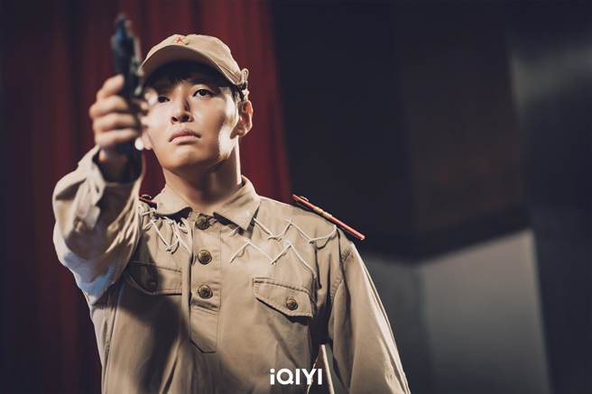 姜河那自嘲「不是玄彬」演北韩人没人气。（爱奇艺国际站提供）