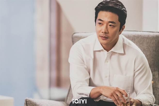 权相佑饰演大型财阀集团三友的接班人裴东济。（爱奇艺国际站提供）
