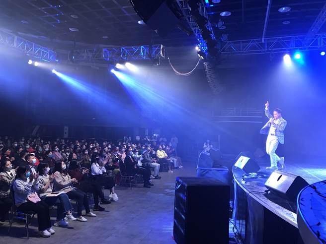 为圆长者的梦，中华民国老人福利关怀协会举办「忆起听民歌演唱会」。（中华民国老人福利关怀协会提供／林良齐台北传真）