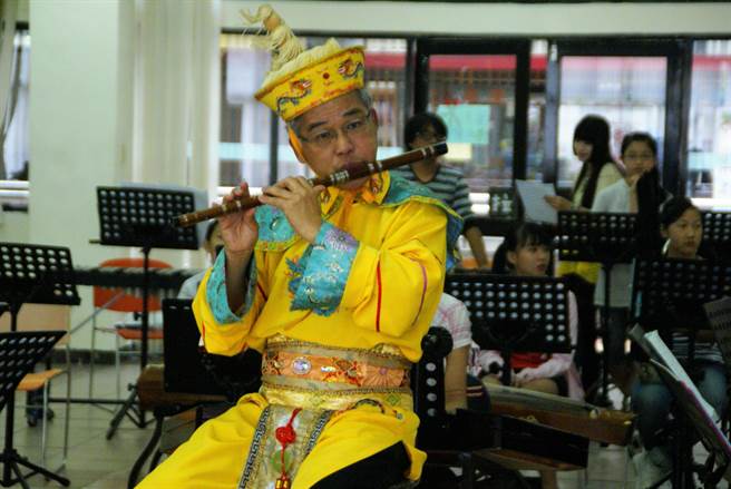 知名国乐音乐家陈中申是2019年第21届国家文艺奖得主，图为多年前他与乐团排演儿童音乐剧《海底奇观》，既是指挥也是表演者及演奏者的珍贵照片。（本报资料照片）